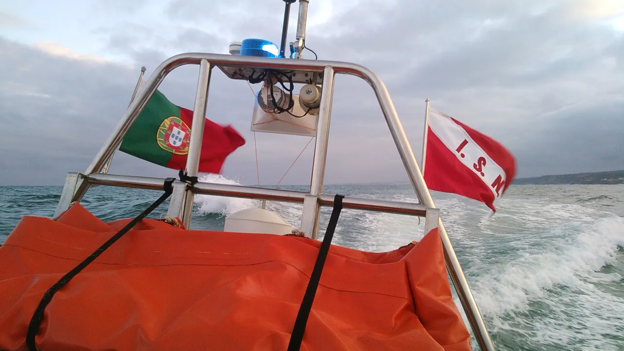 Young man rescued after diving in a rocky area at Sesimbra beach