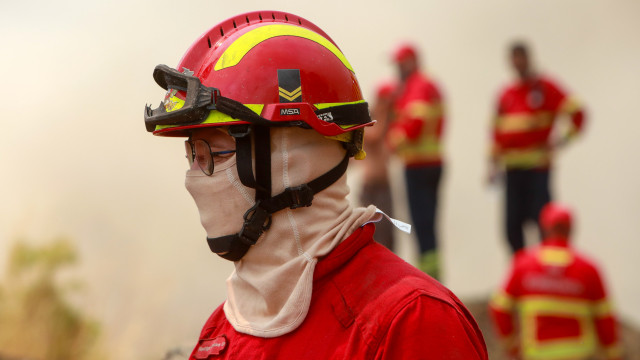 Firefighters manage to control fire in Seia with help from rain