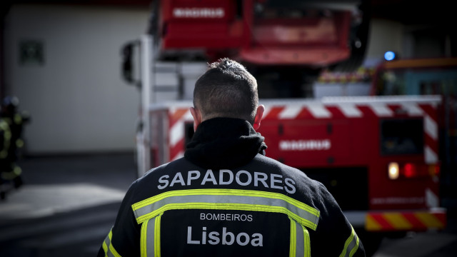 Pelo menos 10 desalojados em Lisboa após queda da fachada de prédio antigo
