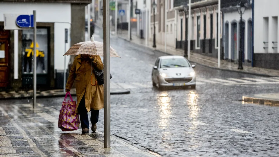 Heavy rain puts the Western and Central groups of the Azores on 'yellow' alert.