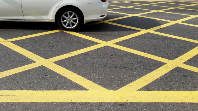 Fine up to 300 euros at intersections with a yellow box? How to avoid