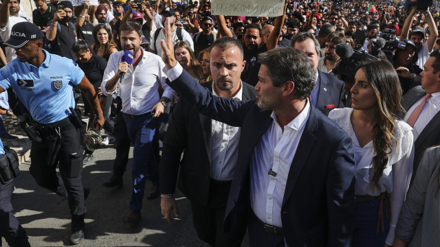 "Provocateur". PS, Livre, PCP, and PAN repudiate Ventura's attendance at the protest.