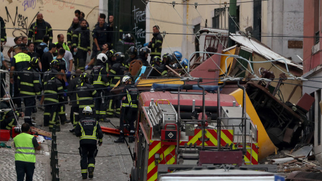 Elevador da Glória em Lisboa descarrilou. Há vários mortos e feridos