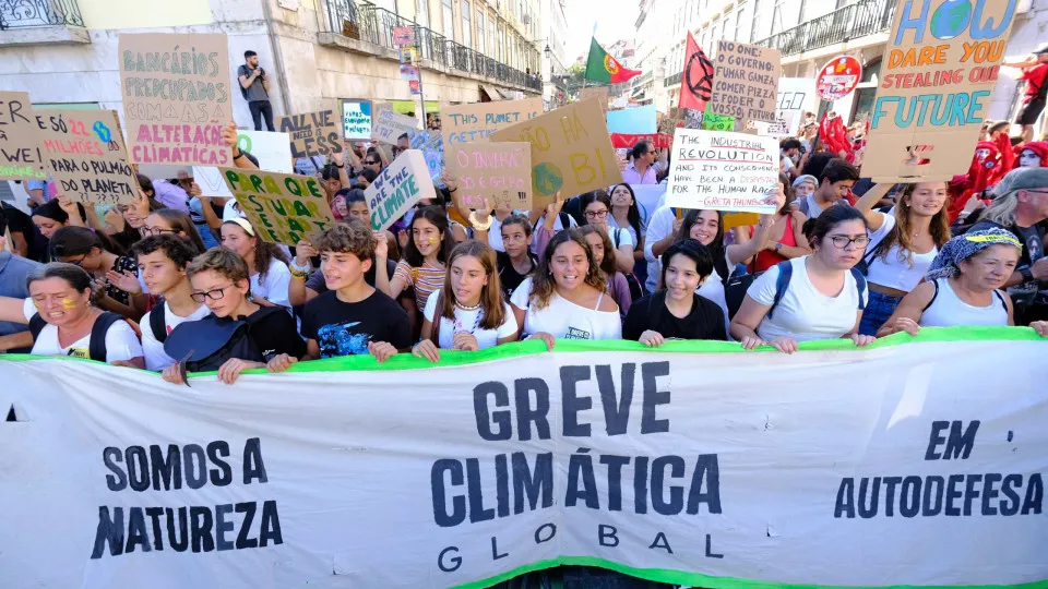 Students threaten to stop schools in November for the end of fossil fuels by 2030