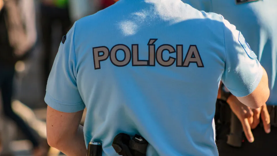 20-year-old with a knife near a school in Marinha Grande. Was detained