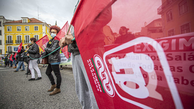 Absence from work due to a strike at the children's school is justified and paid.