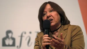 Alexievich laments the delay in support for Ukraine and warns the Portuguese against populists