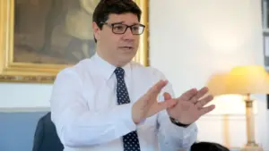 Brilhante Dias says there is "a sea" that separates the PS from the Government's political options.