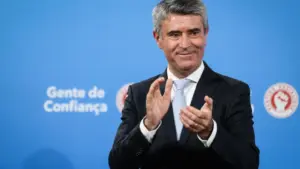 Carneiro announces "demanding abstention" by PS with criticisms of Budget 2026