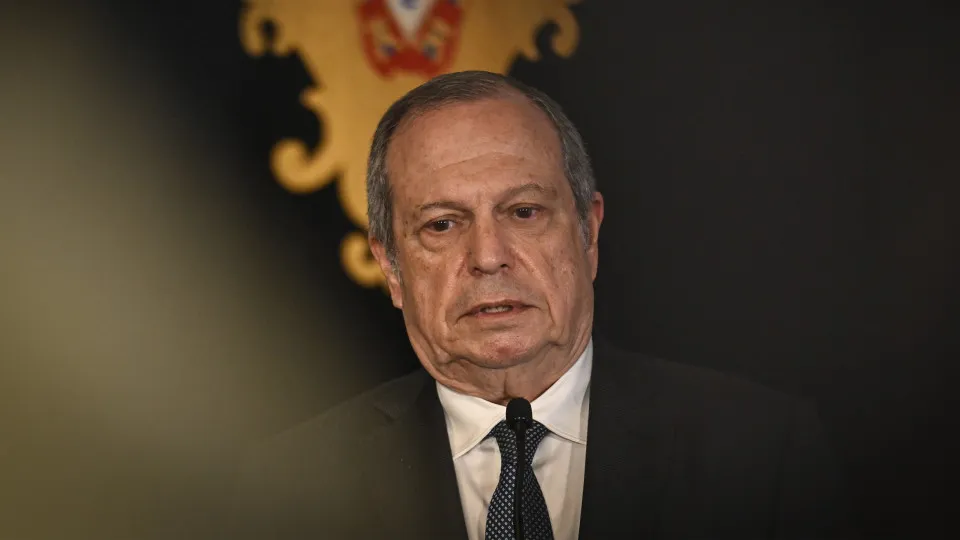 César says that all victories and defeats belong to the party leaders.