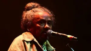 Chico César takes the celebration of 30 years of 'Aos Vivos' to seven cities