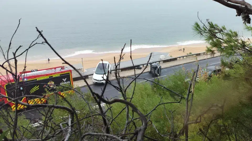 Collision followed by overturning conditions traffic on the Marginal in Oeiras