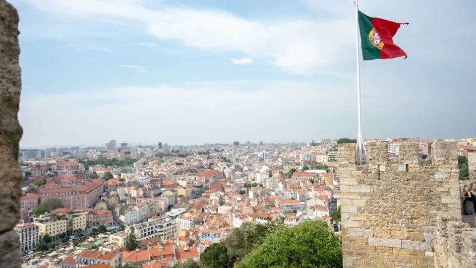 Consumer confidence rises and economic climate decreases in October