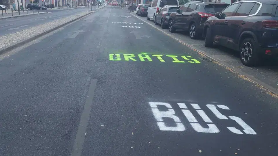 End Fossil movement supporters paint new BUS lane in Lisbon