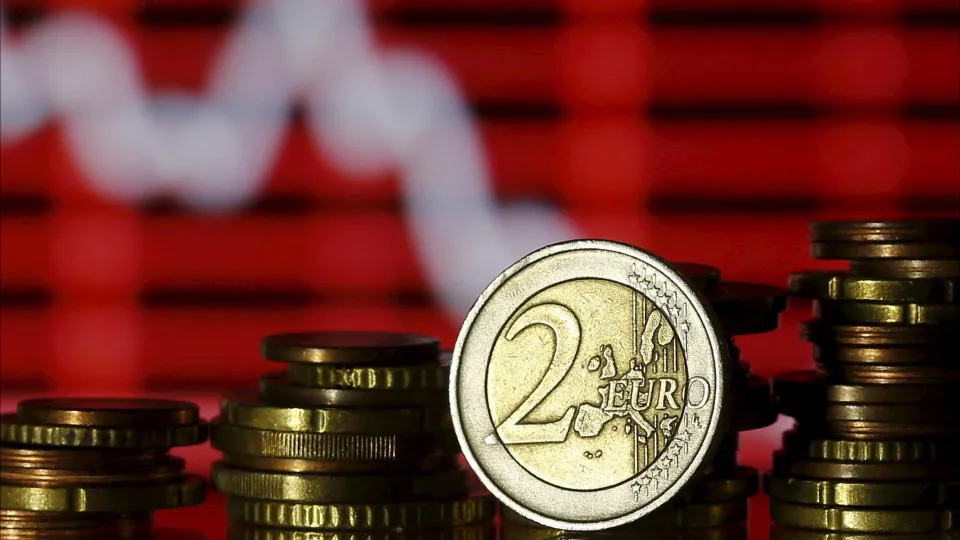 Euro depreciates against the dollar and returns to 1.15 dollars