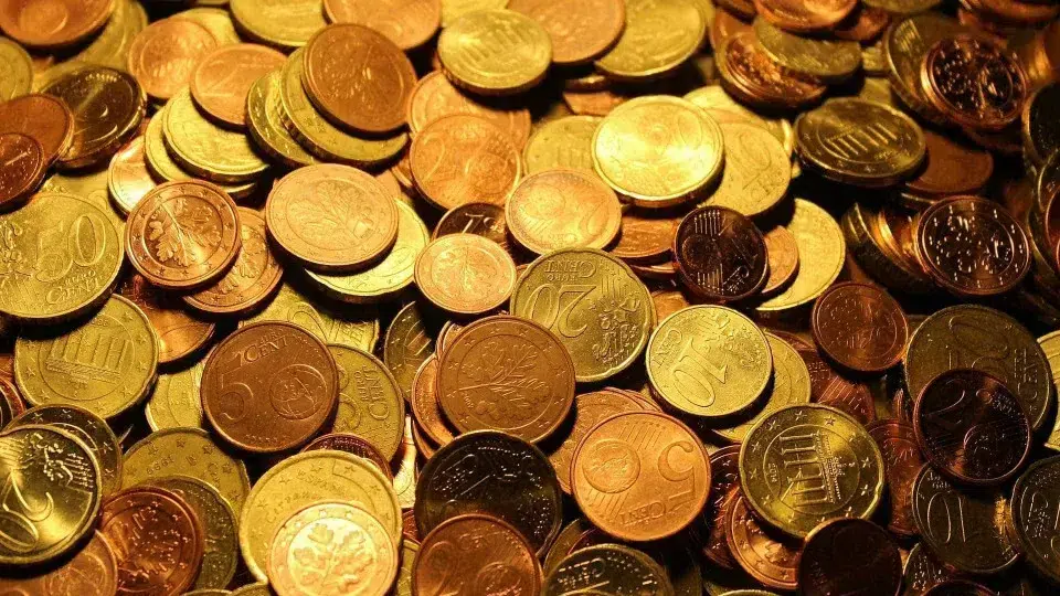 Euro rises again and remains at the 1.16 dollar mark.