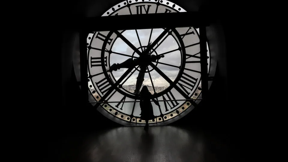 Extra hour to sleep? Clocks go back next dawn.