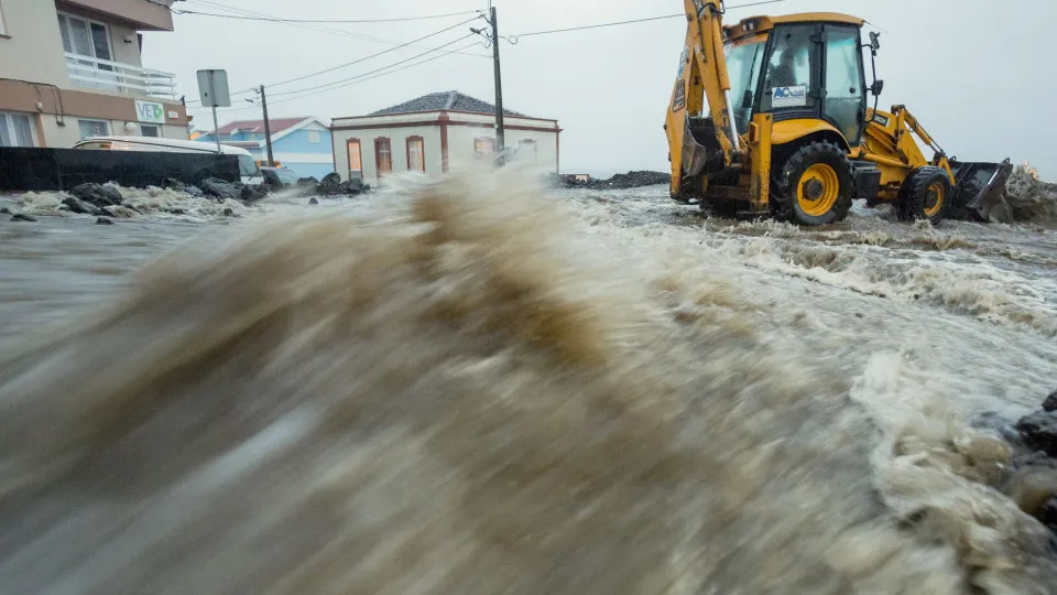 Family from Porto with house flooded by rains and rising stream flow