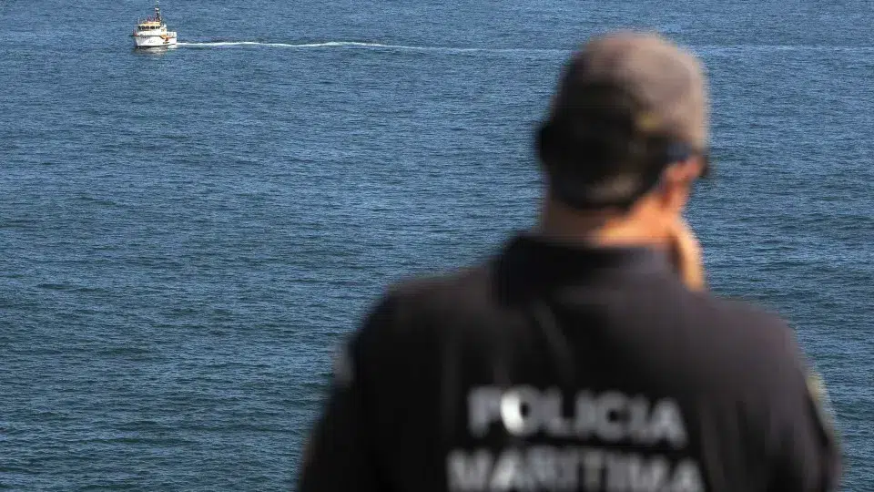 Fisherman rescued off the coast of Espinho after boat capsizes in sea accident