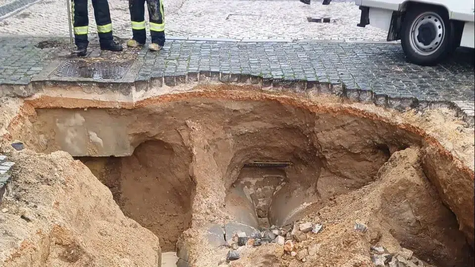 Floor collapses in Leiria due to "intense rain". Van fell into hole