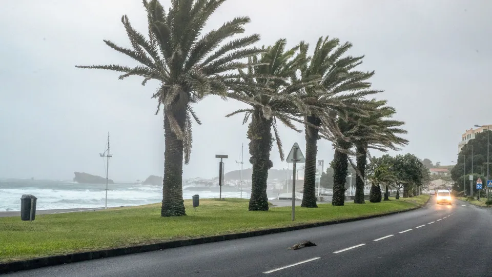 Four homes flooded and 10 vehicles damaged in São Miguel