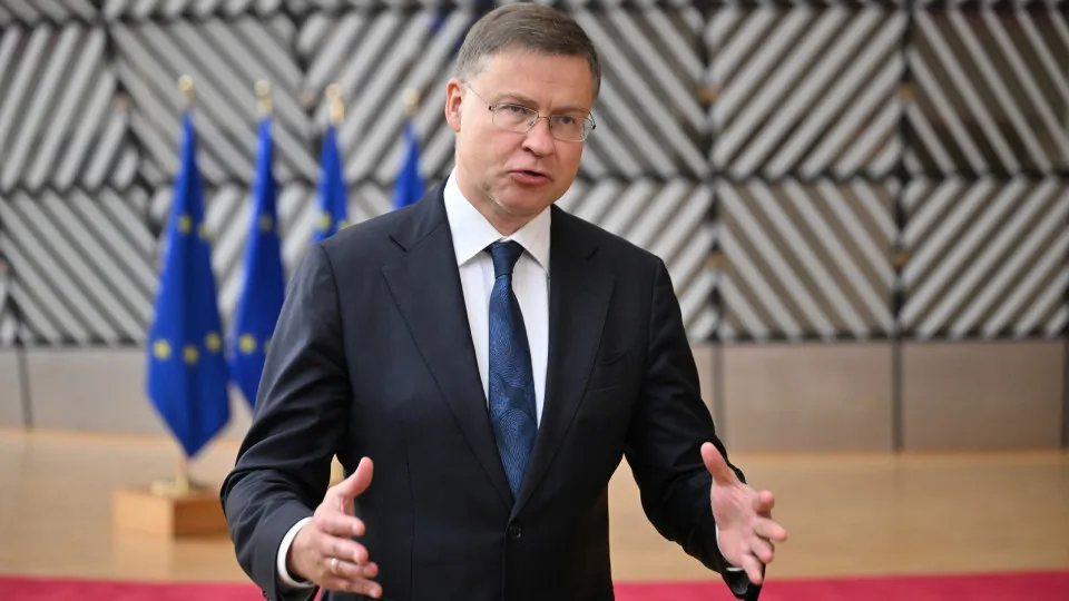 France must "take measures to meet" budgetary commitments.