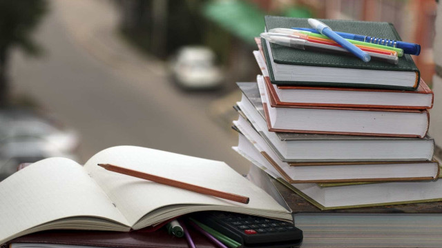 Alunos do 3.º ciclo e secundário isentos de dar manuais no fim do ano