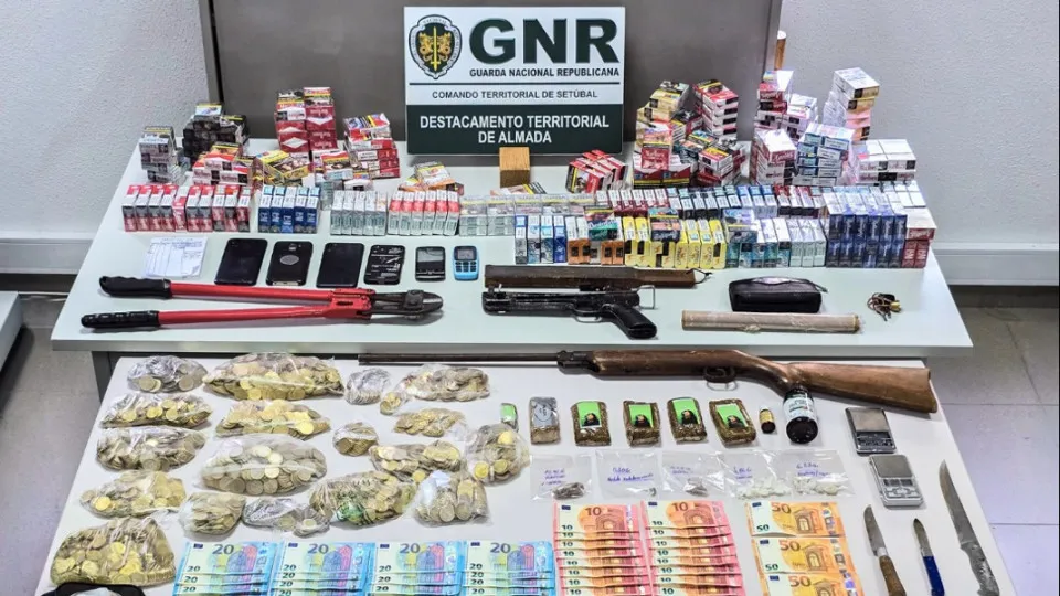 GNR detains three men in Almada. One tried to attack military personnel.