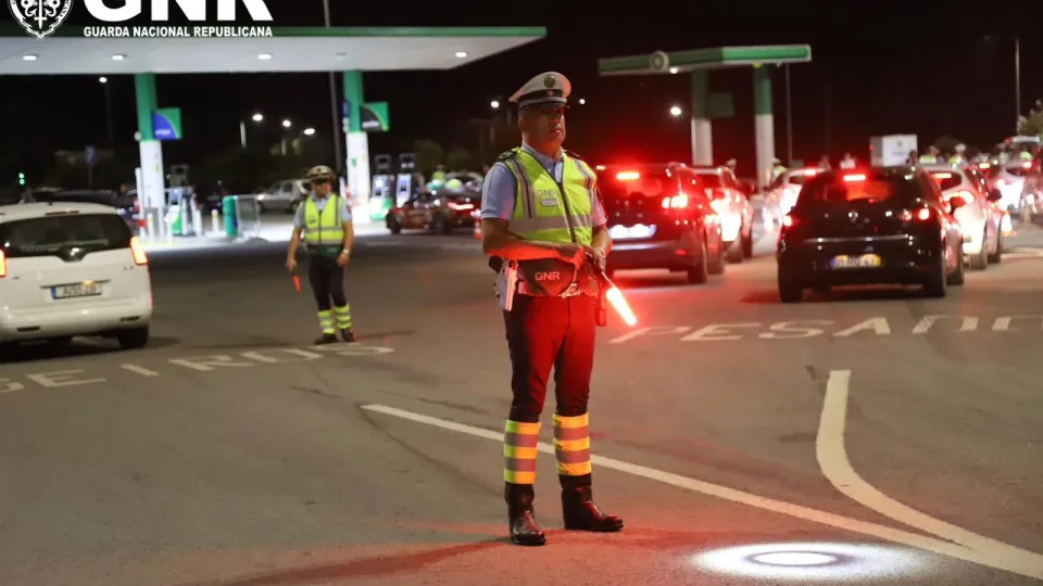 GNR makes 8 arrests in a mega inspection at the A2 service area in Seixal.