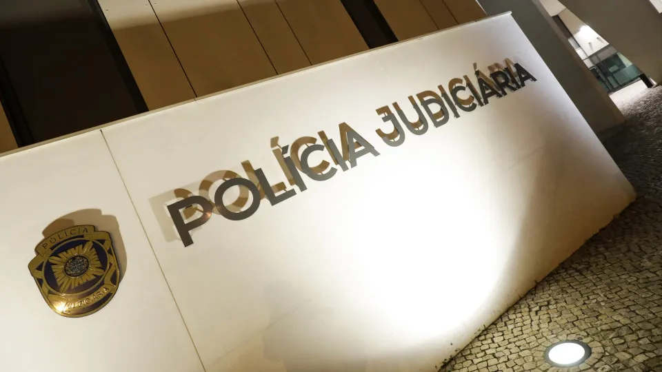He led clients to "invest" and kept the money. He was detained by the PJ.