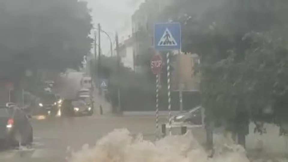 Heavy rain floods Oeiras roundabout. Firefighters rushed to the scene.