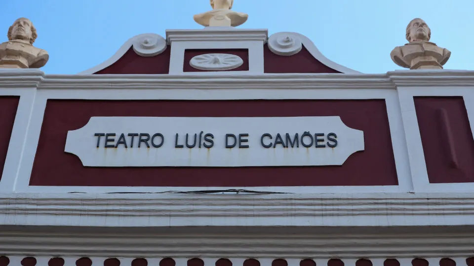 Hotel Europa debuts at Teatro Lu.Ca play with a children's perspective on their parents' lives
