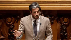 IL considers that the proposal "is very little" and could be a PS Budget.