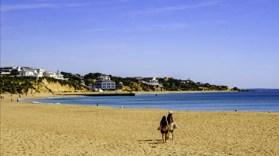 Inspection on Algarve beaches found rescue stations in warehouses