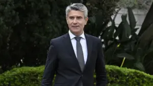 José Luís Carneiro calls for the intervention of the Public Prosecutor regarding Ventura's posters.