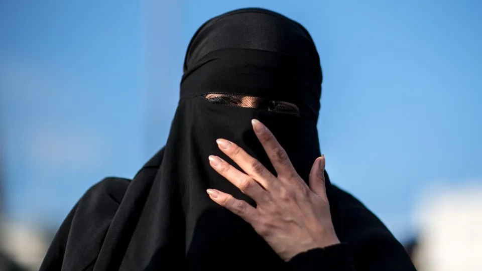 Muslim immigrants downplay the importance of wearing the burqa in Portugal
