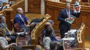 Nationality law. Arrives without a global agreement with PSD/CDS, PS is against.