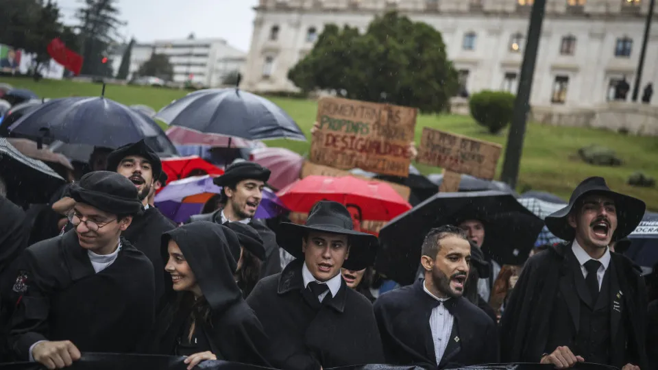 Not even the rain deterred them. The images of the student protest in the AR