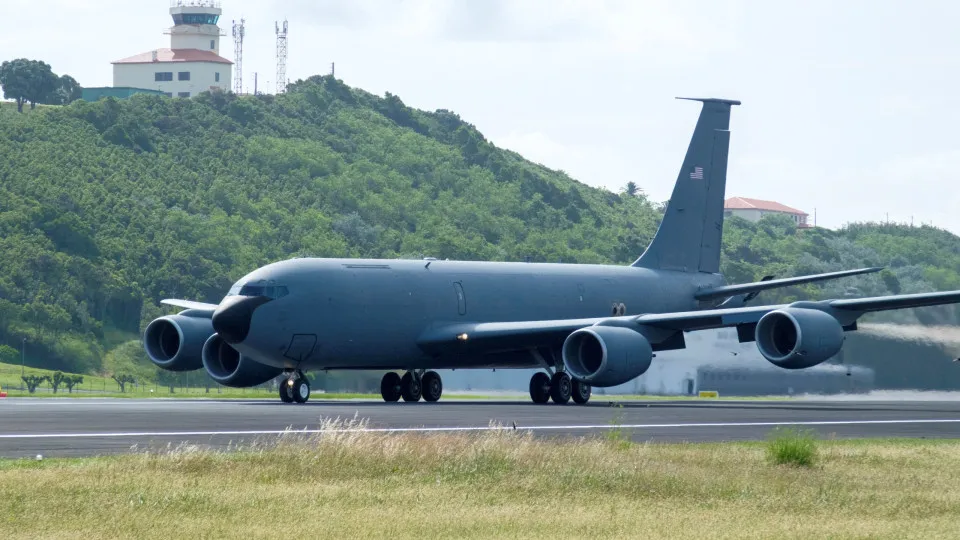 Overdue wages at Lajes Base lead workers to seek help
