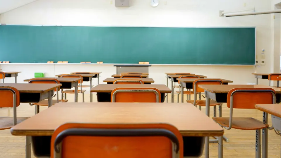 Private entities request an increase in education spending per student to 2400 euros.