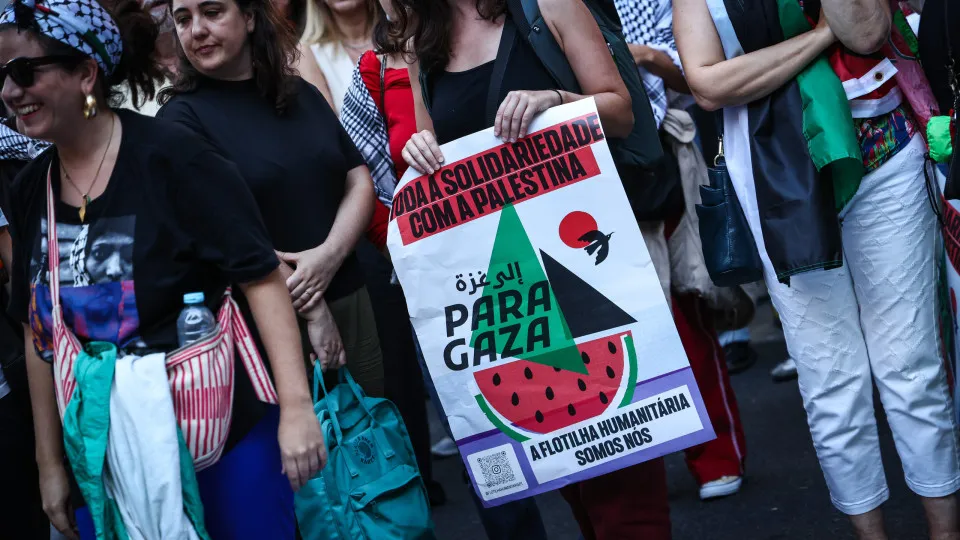 Pro-Palestinian protest prevents exit from debate. Leitão's car blocked