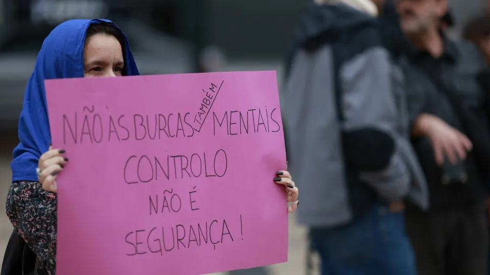 Protesters emphasize in Porto that the burqa was used to "distract attention"