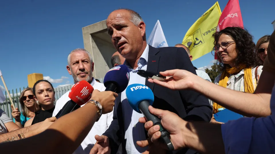 Raimundo accuses Montenegro of being bent before “Trump’s craziness.”