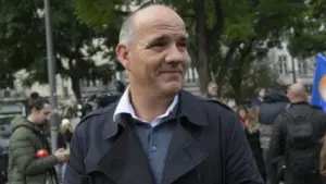 Raimundo accuses the Government of failing to defend the rights of nurses.