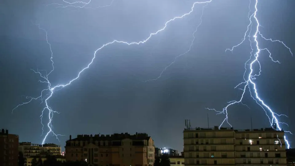 Rain arrives in force tomorrow. The whole country under yellow alert.