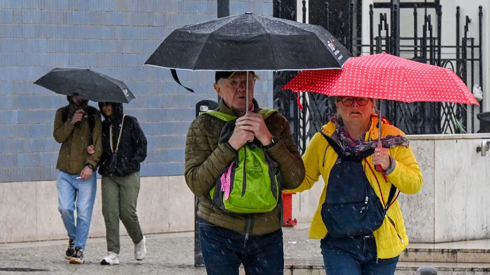 Rain has arrived and will put Setúbal, Évora, Beja, and Faro on orange warning.