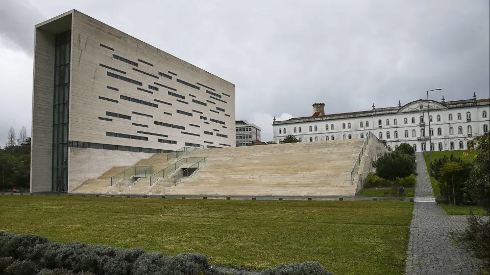 Rector of Nova freezes requests for accumulation of functions, former minister denies illegalities