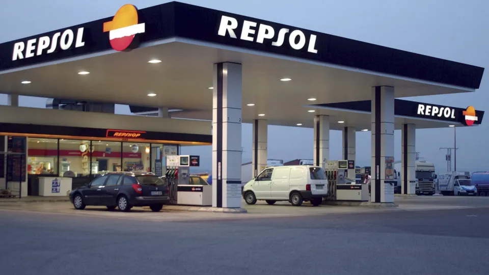 Repsol falls 34.3% to 1,177 million in the first nine months of the year