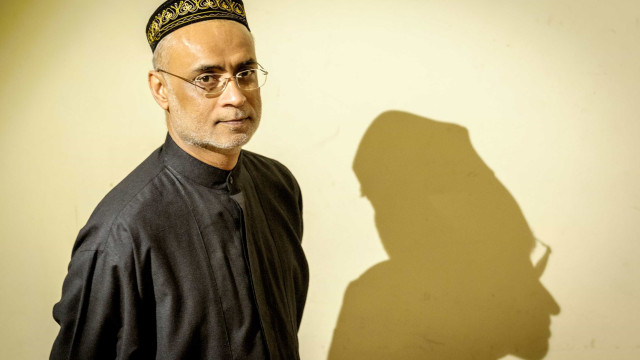 Burqas? Munir accuses politicians