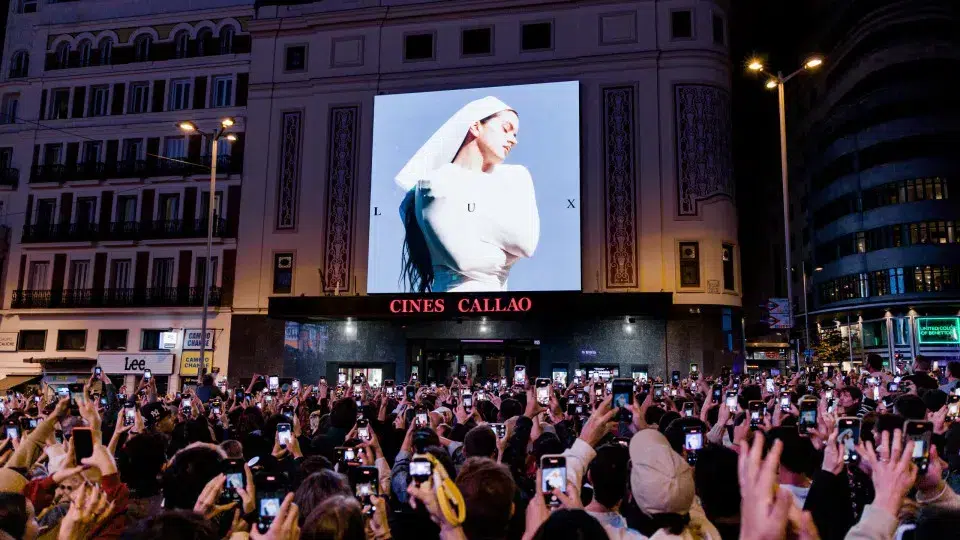 Rosalía faces a fine of up to 600 thousand € for improvised performance in Madrid